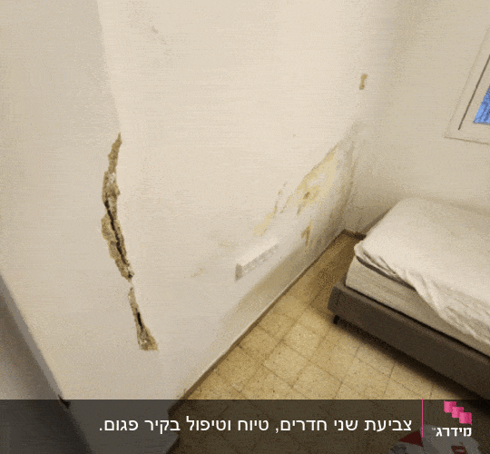 קיר עם סדקים ותיקוני צבע בחדר שינה